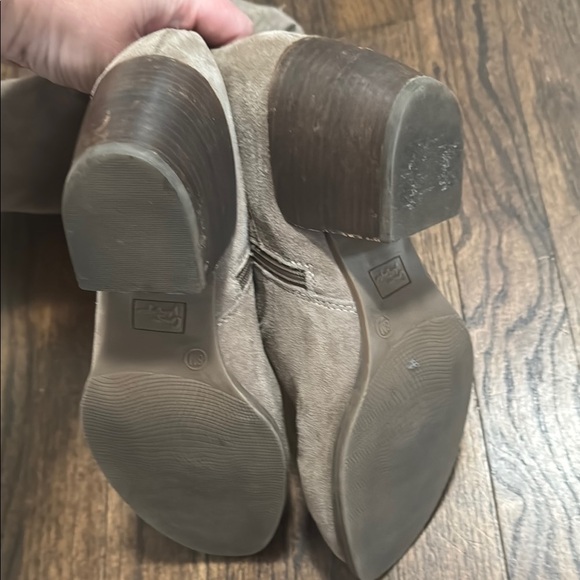 Crown Vintage Tan Suede Knee-High Boots 8 - Picture 4 of 7